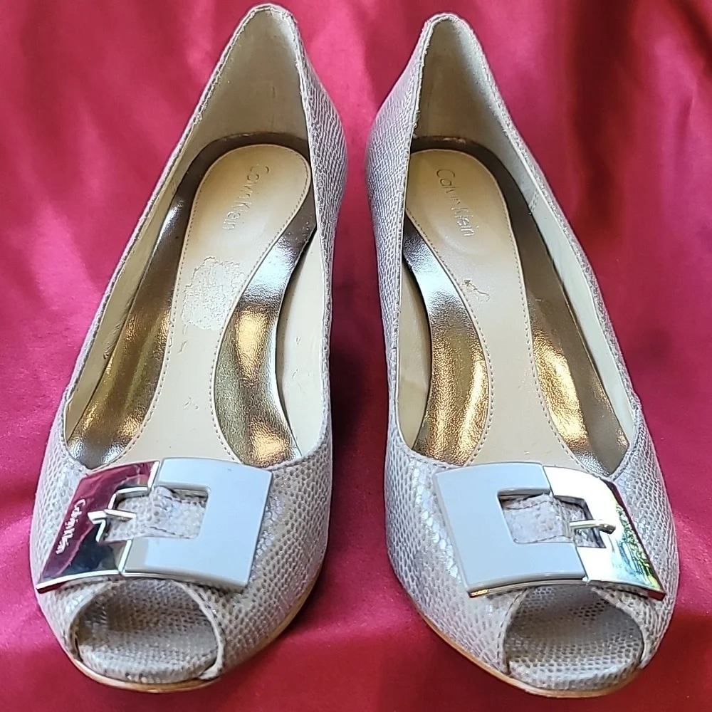 CALVIN KLEIN sz8.5 SUE Neutral Wedge pump peeptoe patent w snake detail